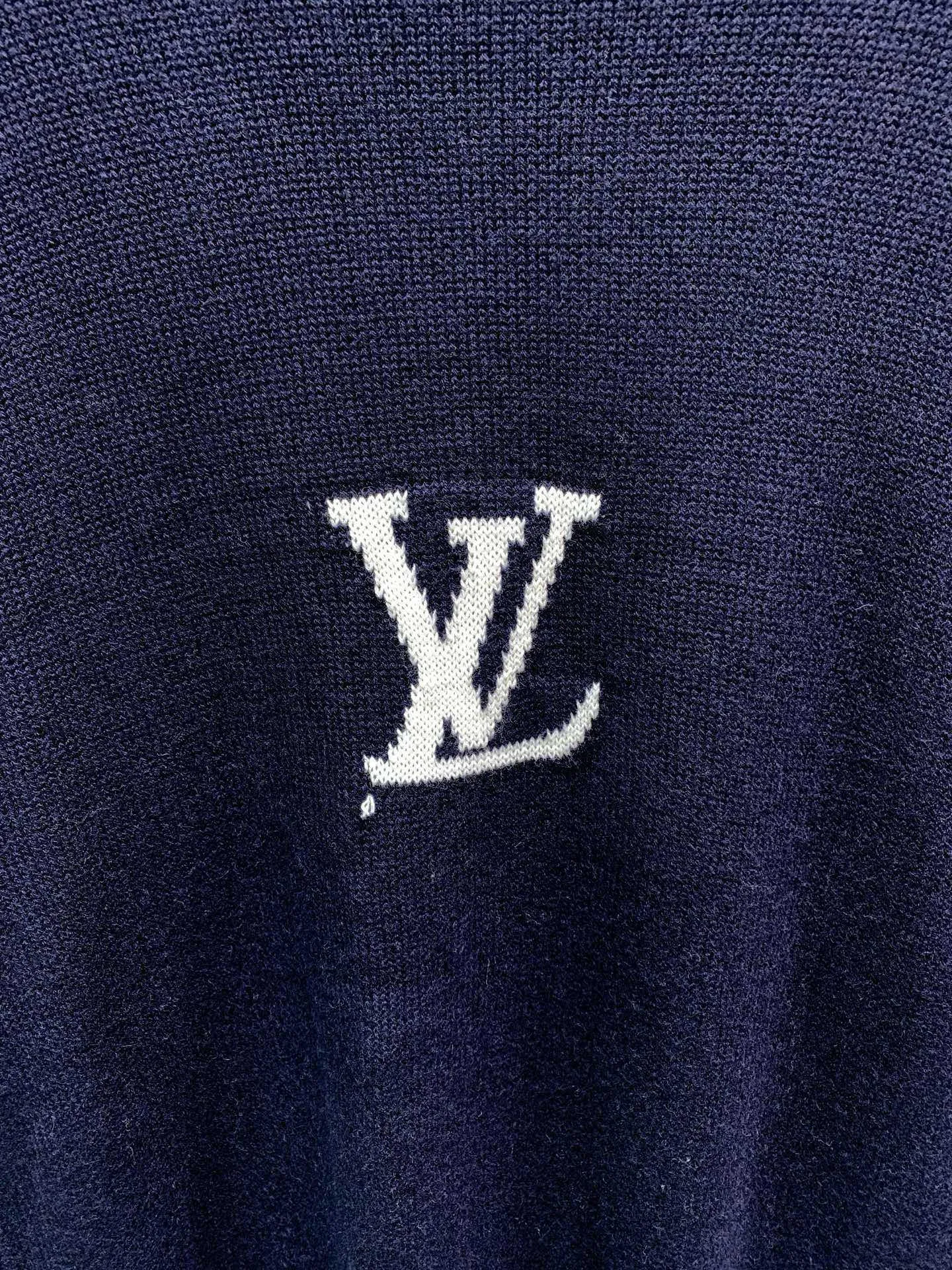 🅿️310 🀄️ Louis Vuitton Louis Vuitton 1*v Zhu Yilong same style sweatshirt 🔥 Pure classic It is your best home in autumn and winter. The standard design is more comfortable and skin-friendly than a hug. Compared with all sweatshirts, it can withstand scrutiny. Casual and atmospheric. Made of long-staple cotton imported from Egypt. The skin-friendly cotton texture makes the eyes feel more comfortable. No pilling or deformation. Simple and elegant solid color system It looks slimming and not exaggerated. It is simple and individual. The extraordinary design makes your sweatshirt far away from ordinary and mediocre.